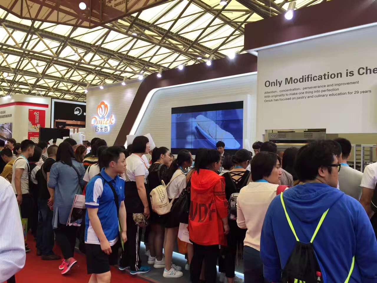 烘焙表演吸引众人前来围观