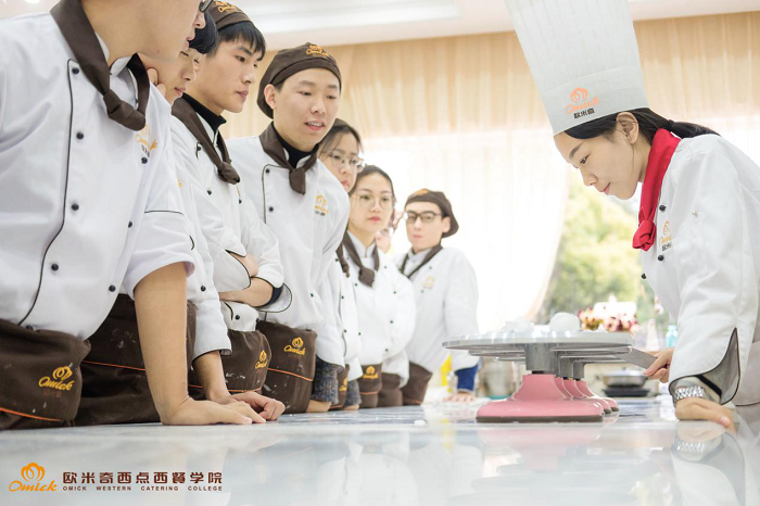 学习西点师是去实体店做学徒还是去西点培训学校学习？