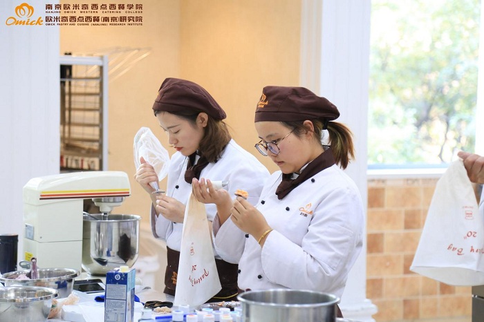 咖啡和西点，哪个更适合女生学习呢？