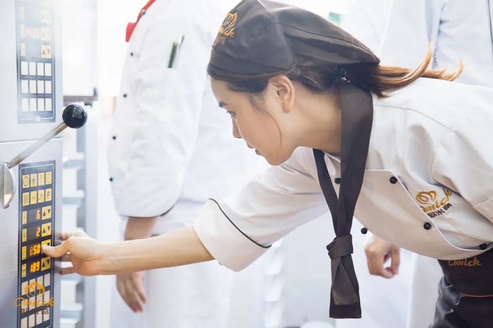 学西点，是去学校学习还是去店铺学想学徒？