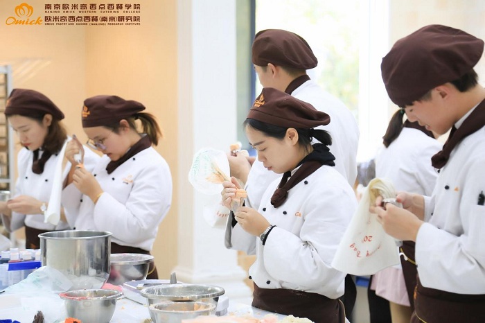 西点师真的又累、赚钱少、还没发展吗？