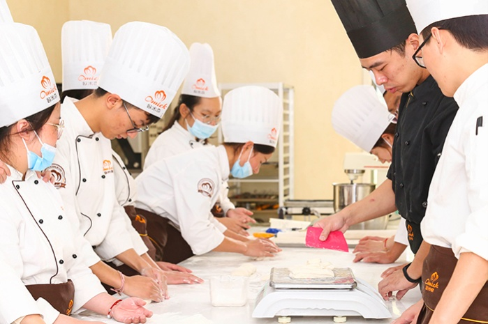 学西点以后挣不挣钱？