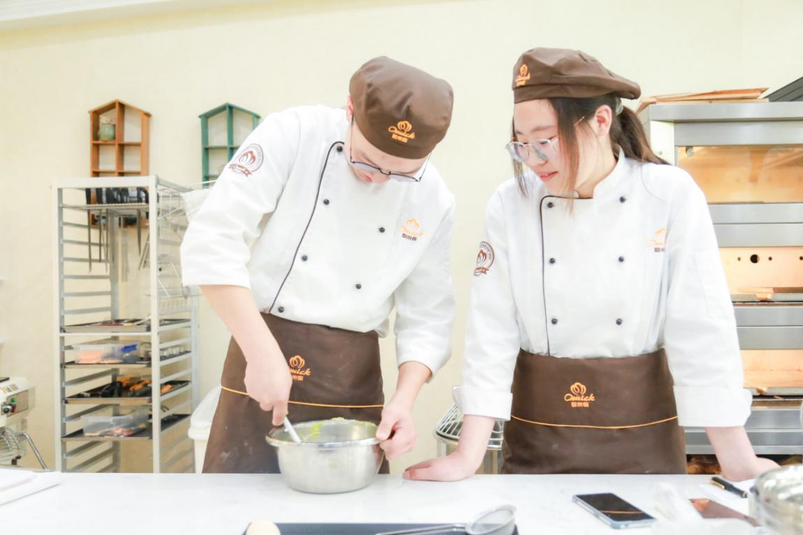 蛋糕培训学校的学费多少钱一个月？