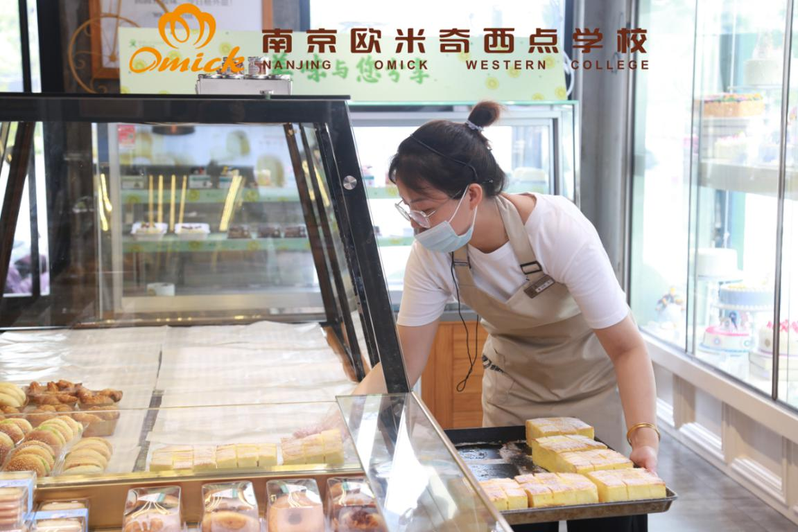 烘焙师一个月工资大约多少