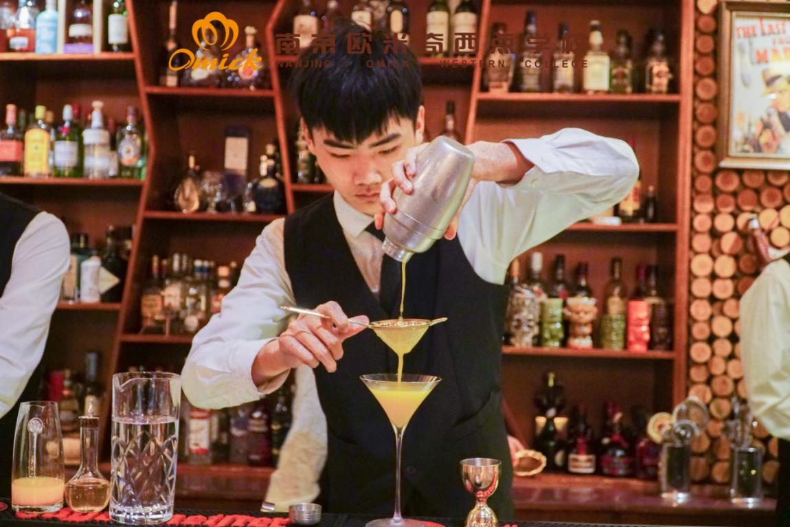 调酒师哪里可以学学费多少