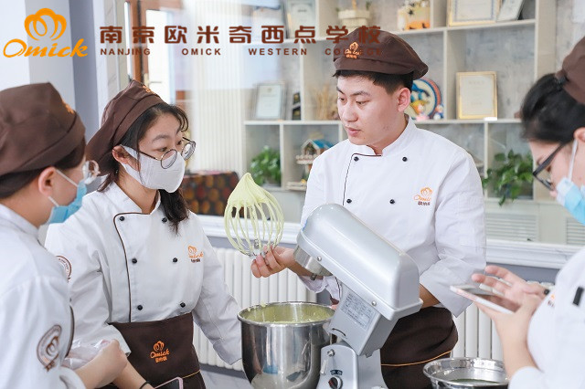 南京学做蛋糕烘焙去哪里学？南京蛋糕师培训学校在哪里？