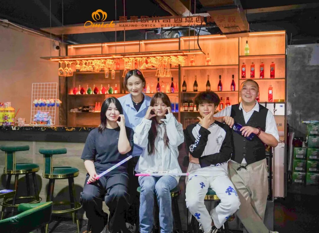 创就业学员丨当"液体导演"遇见追梦舞台：南京欧米奇学子的风味人生